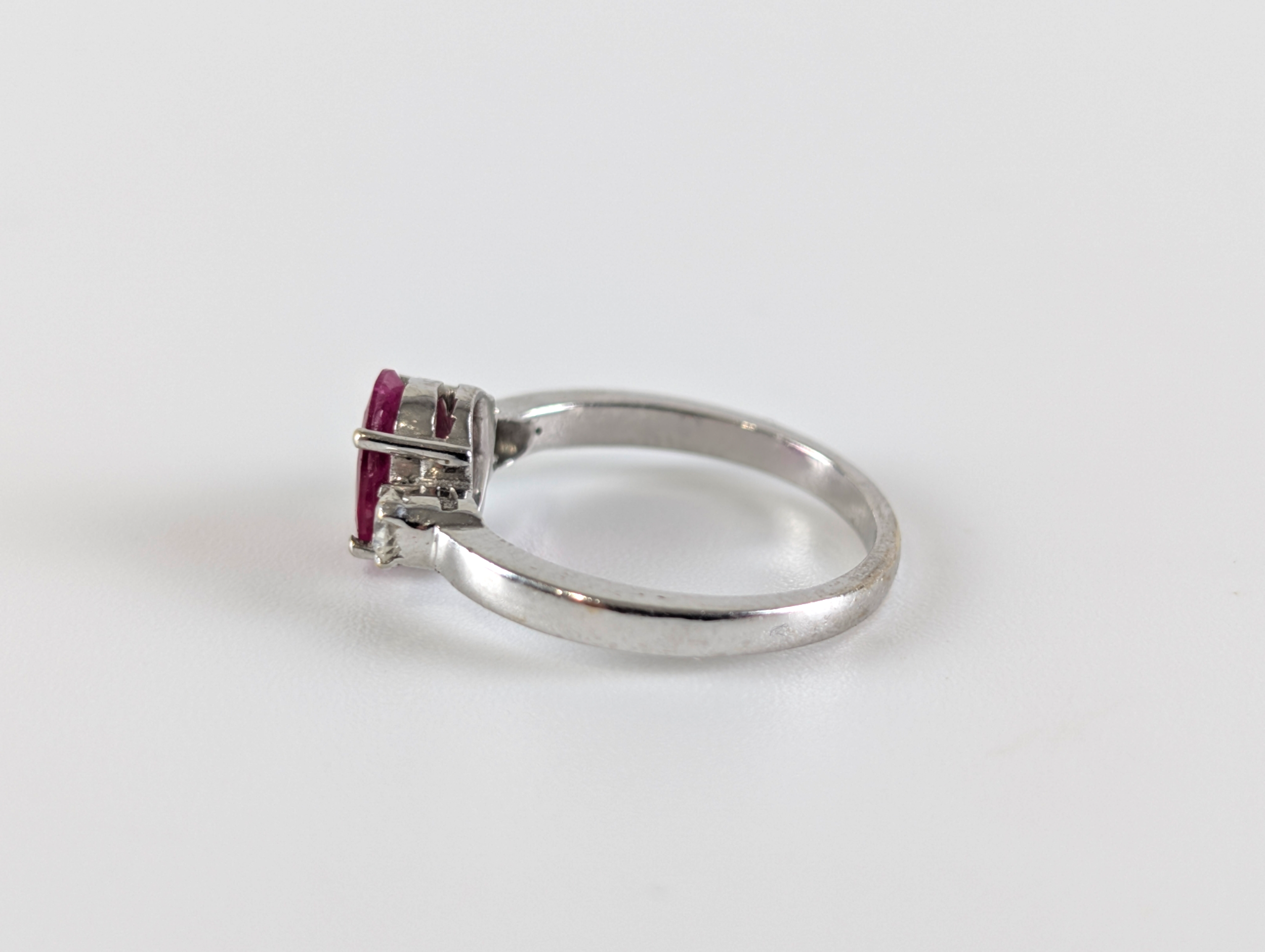 18ct White Gold Ruby & Diamond Trilogy Ring with Oval Ruby - Image 3