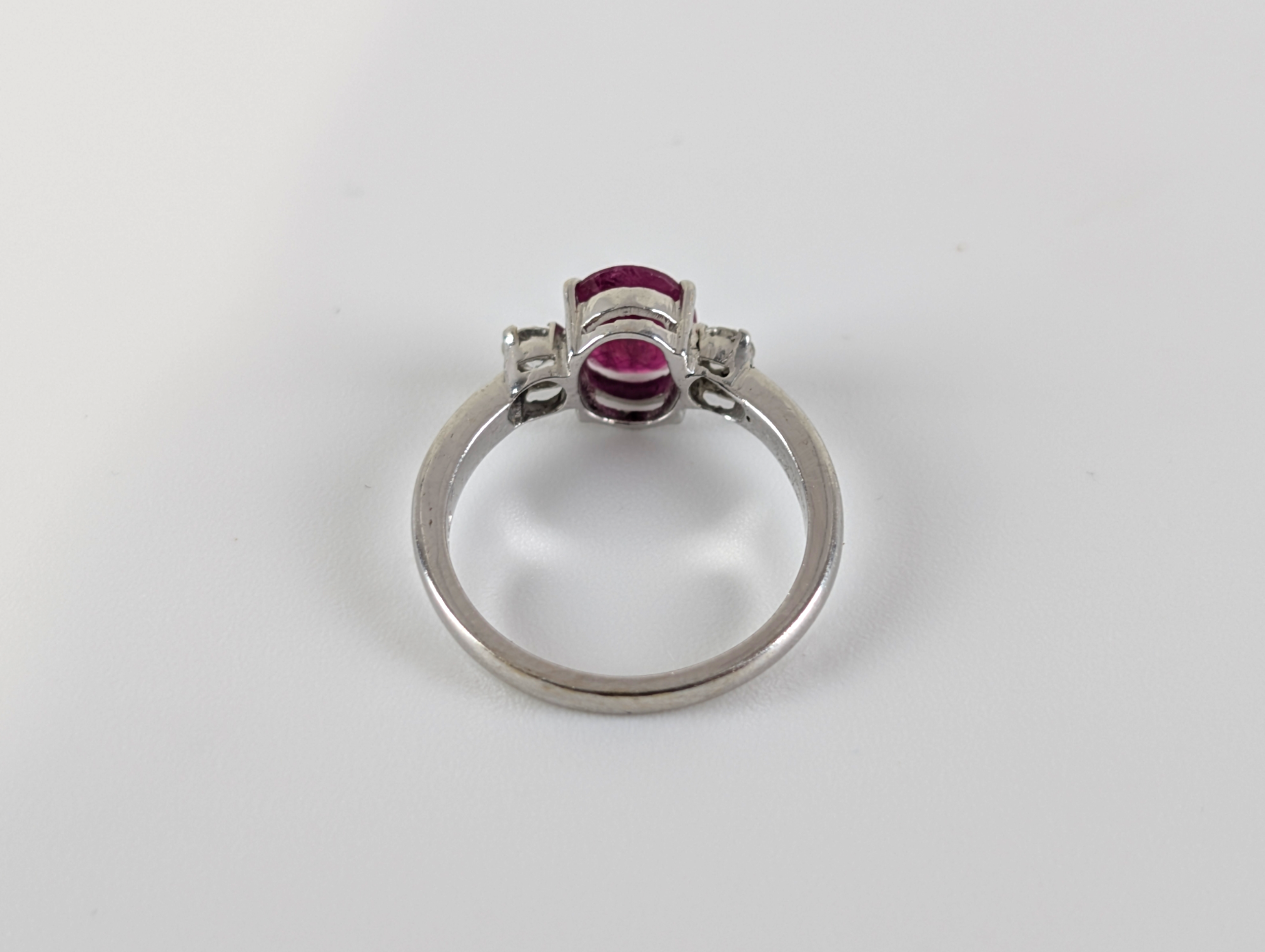 18ct White Gold Ruby & Diamond Trilogy Ring with Oval Ruby - Image 4