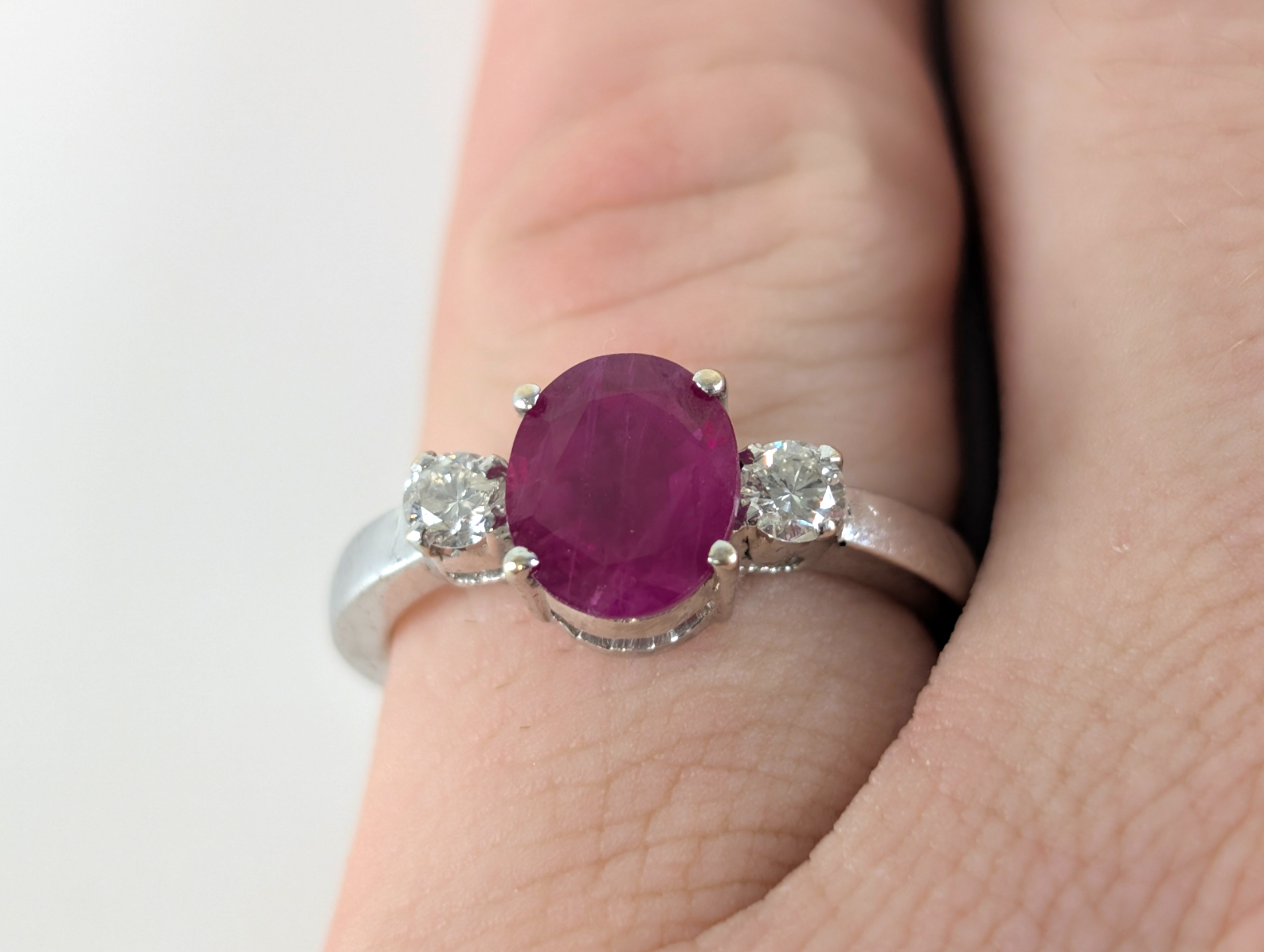 18ct White Gold Ruby & Diamond Trilogy Ring with Oval Ruby - Image 5