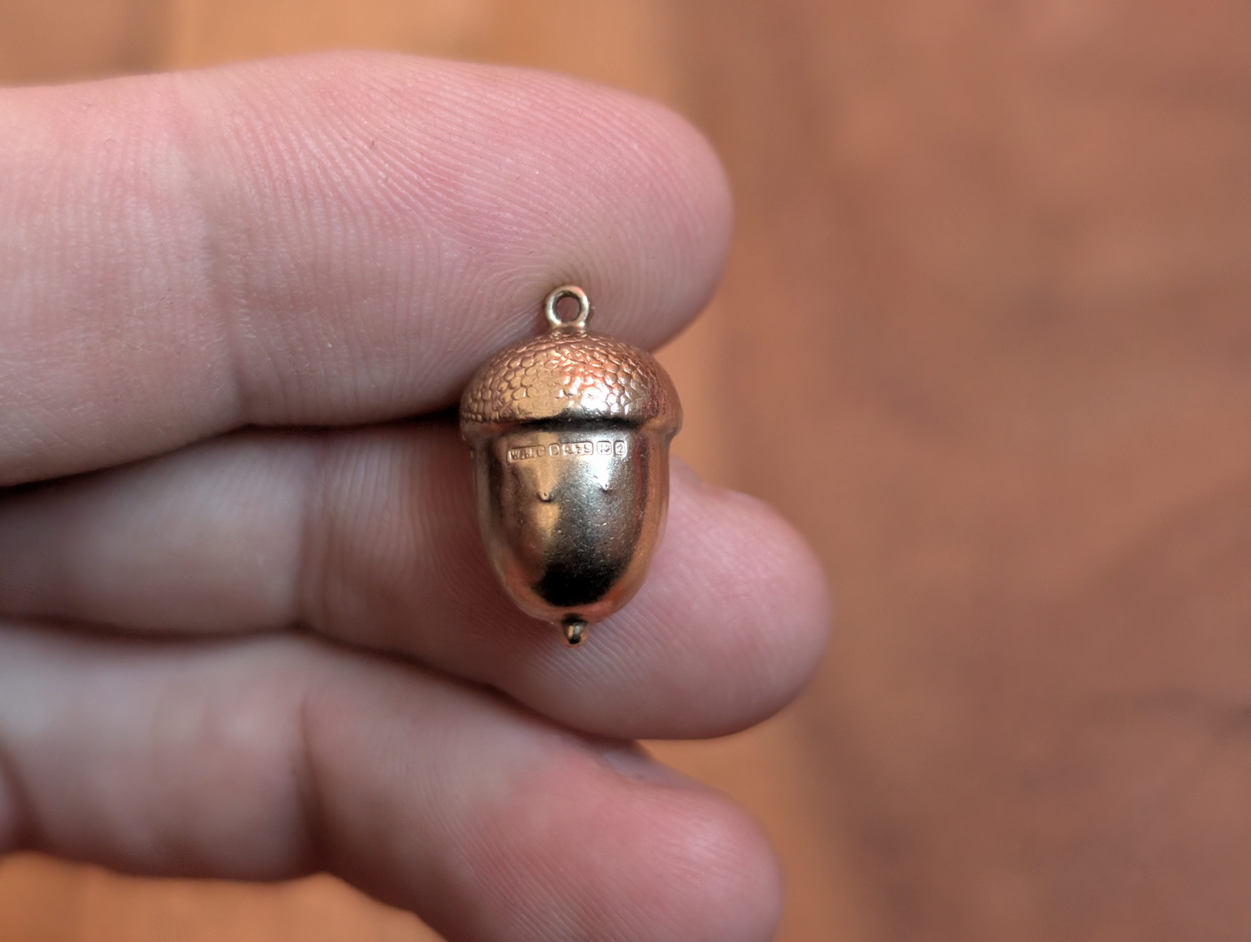 Vintage 9ct Gold Textured Acorn Charm - English Hallmarks - Image 2
