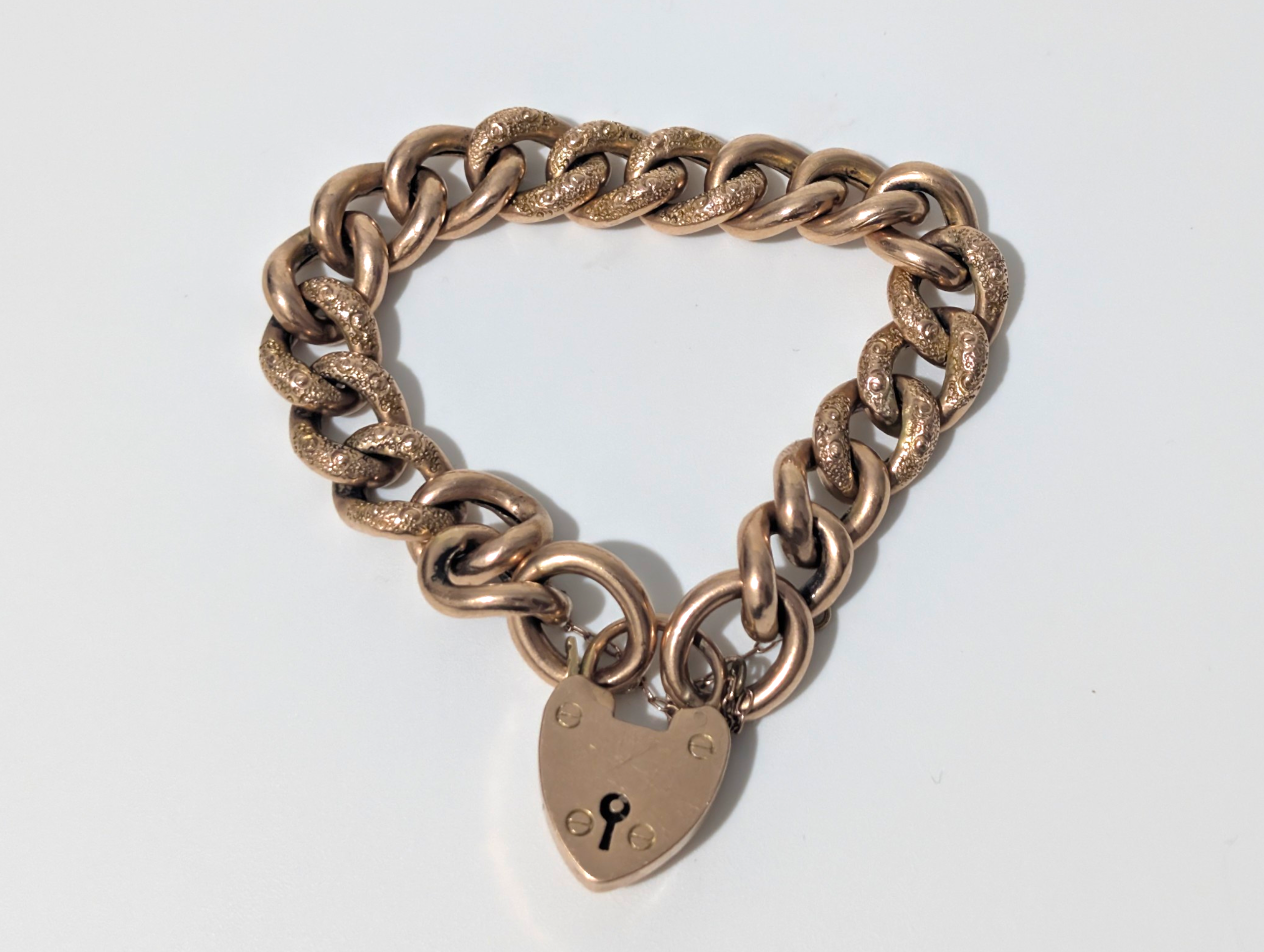 Antique Victorian / Edwardian 9ct Rose Gold Curb Link Bracelet with Heart Padlock – 25.06g - Image 2