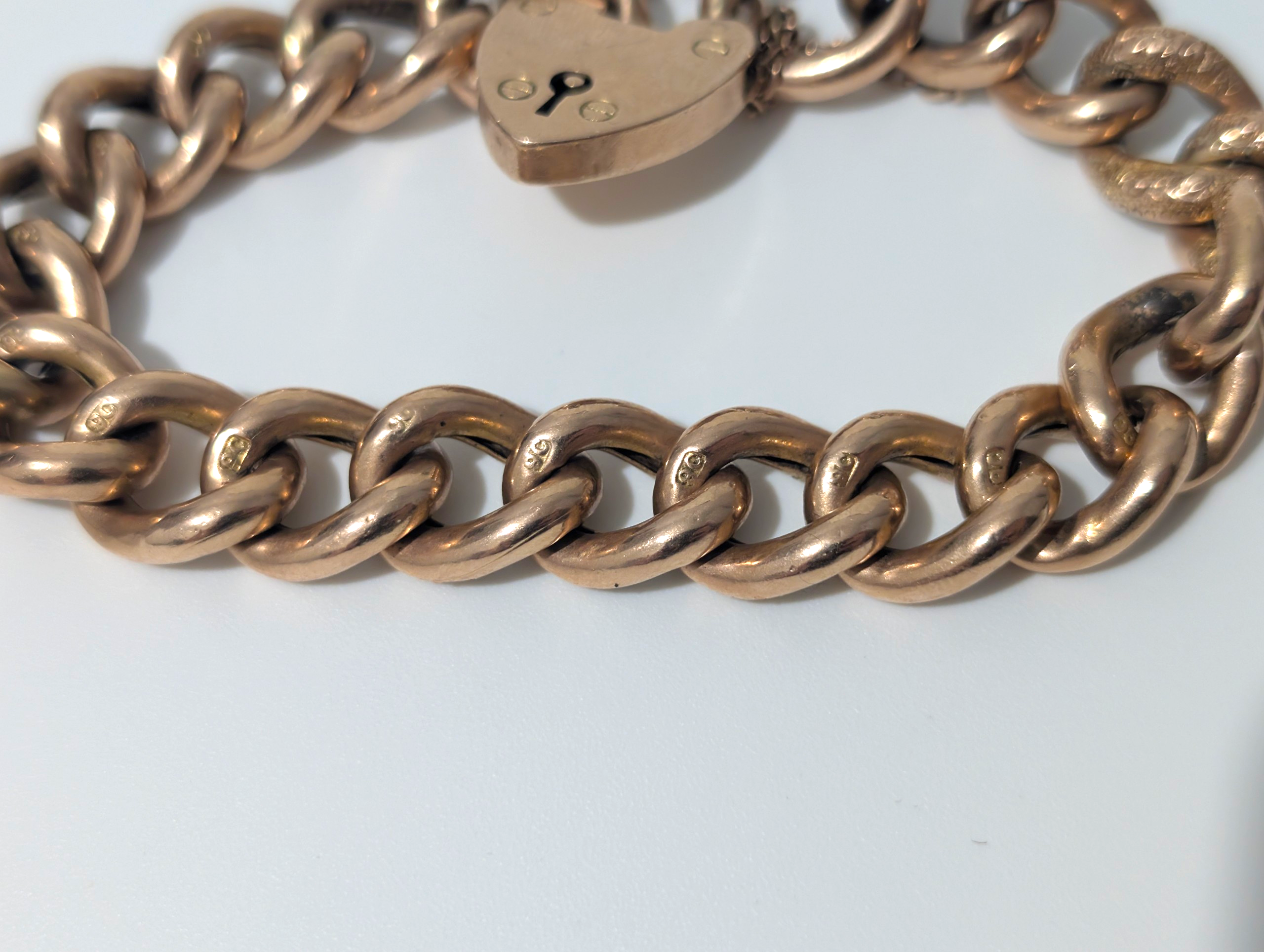 Antique Victorian / Edwardian 9ct Rose Gold Curb Link Bracelet with Heart Padlock – 25.06g - Image 4