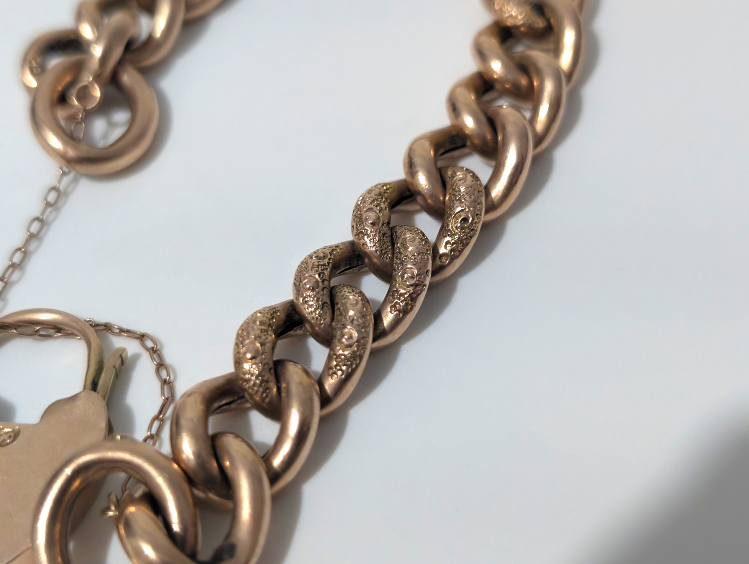 Antique Victorian / Edwardian 9ct Rose Gold Curb Link Bracelet with Heart Padlock – 25.06g - Image 5