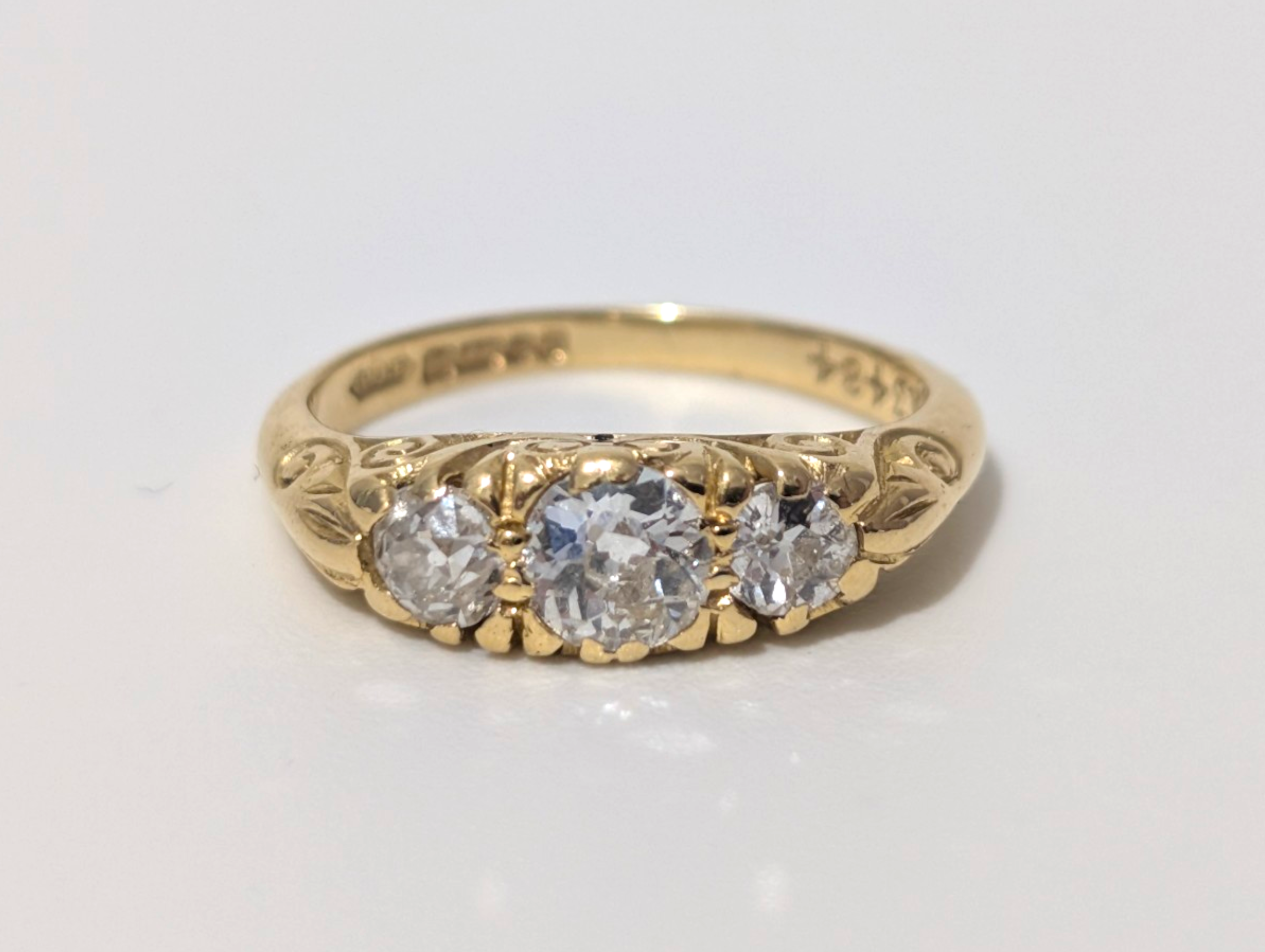 Vintage 18ct Gold Diamond Trilogy Ring – Hallmarked 1975 - Approx 0.80ct - Image 3