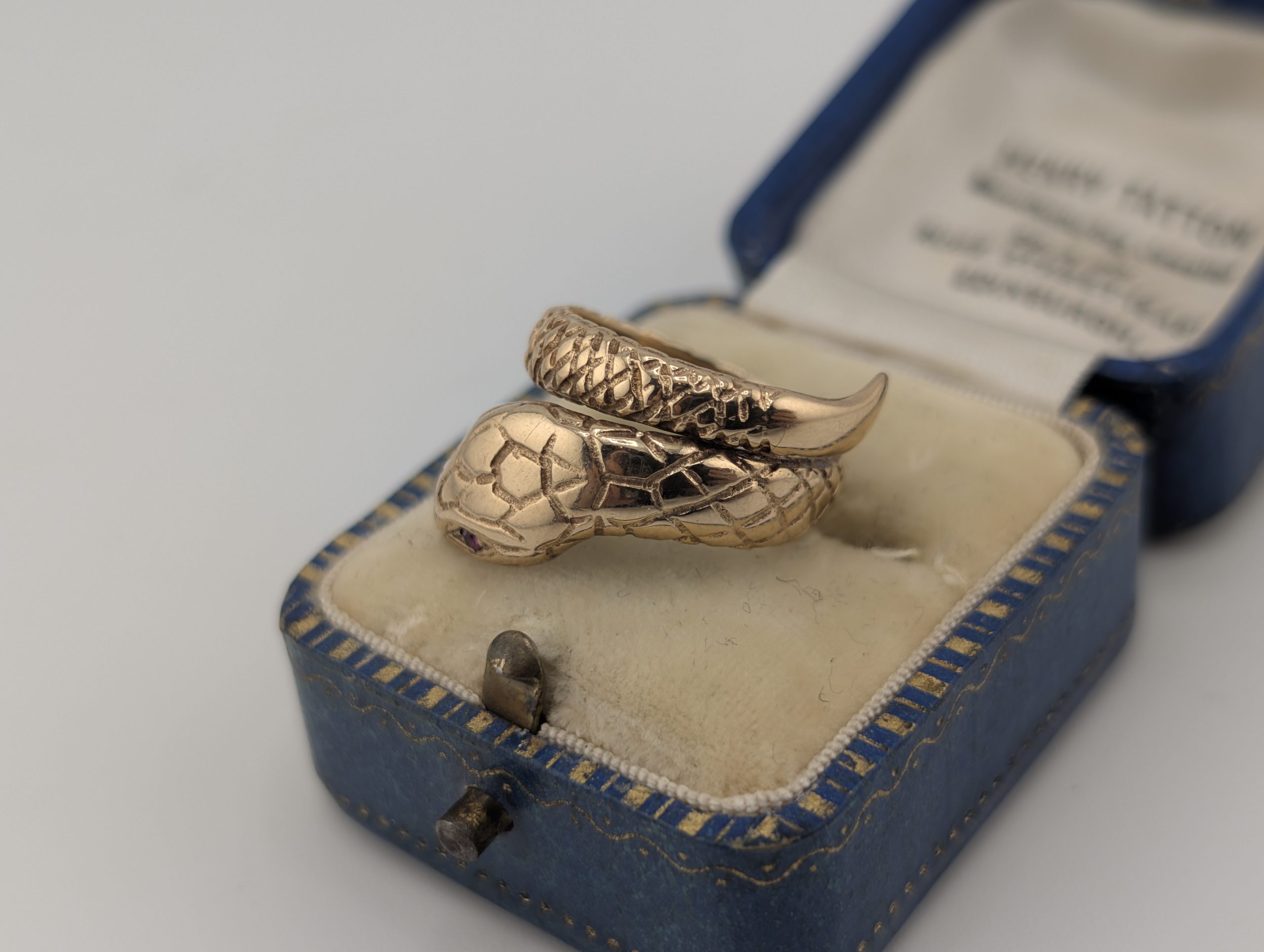 Vintage Solid 9ct Gold Ruby-Eyed Textured Snake Ring - Image 3