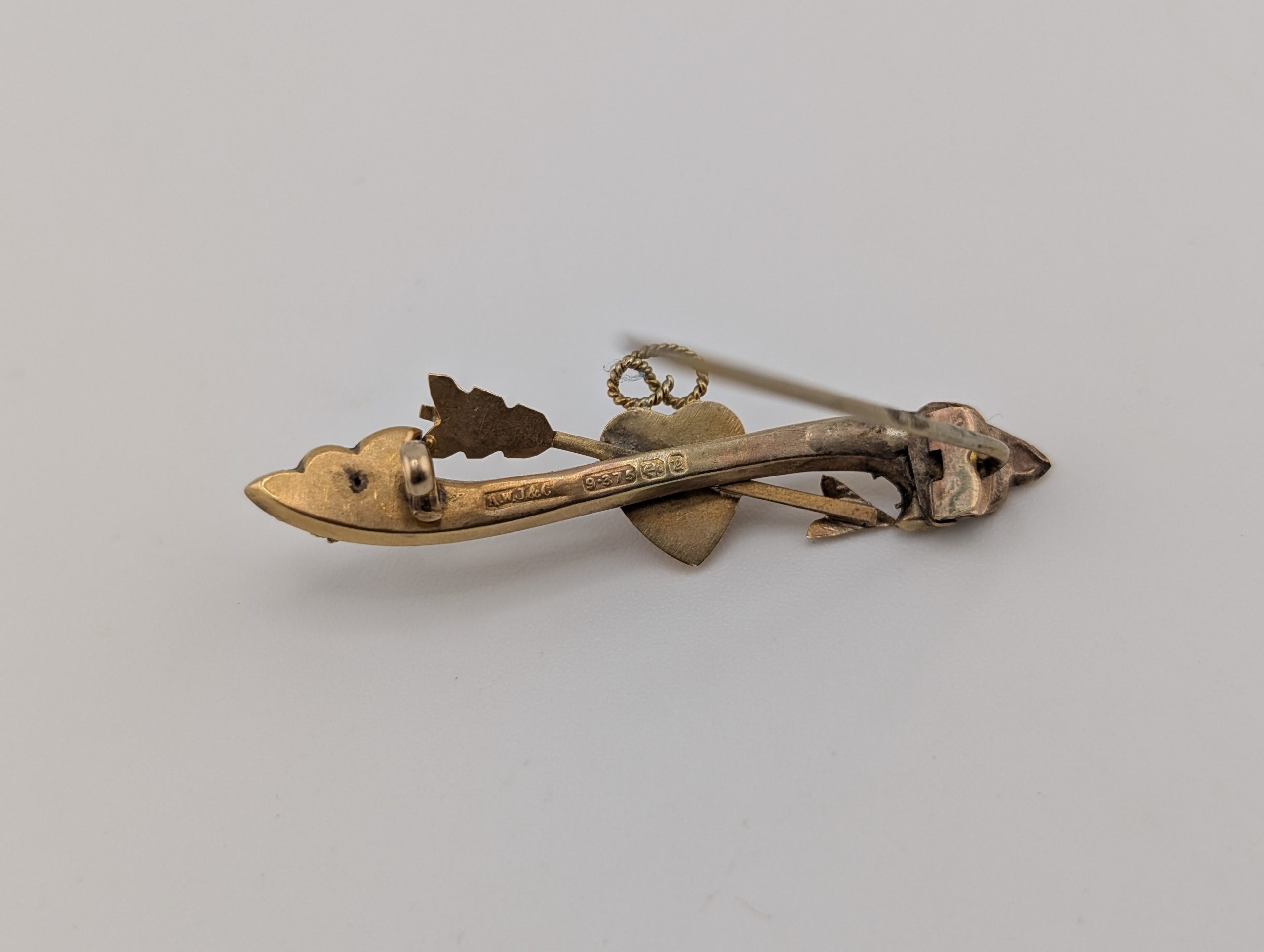 Antique Victorian 9ct Gold Turquoise & Seed Pearl Arrow Through Heart Brooch – Birmingham 1898 - Image 5
