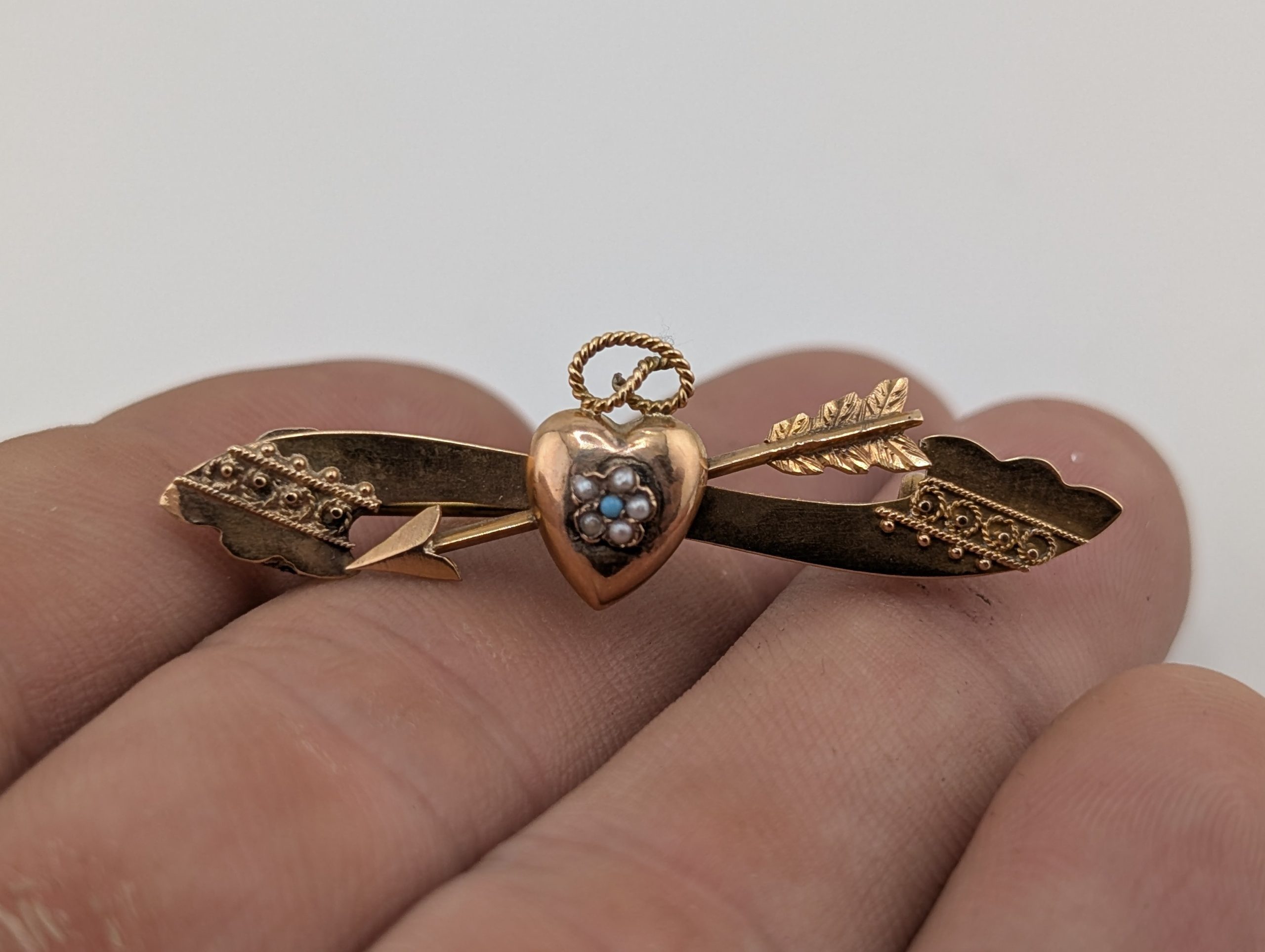 Antique Victorian 9ct Gold Turquoise & Seed Pearl Arrow Through Heart Brooch – Birmingham 1898 - Image 3