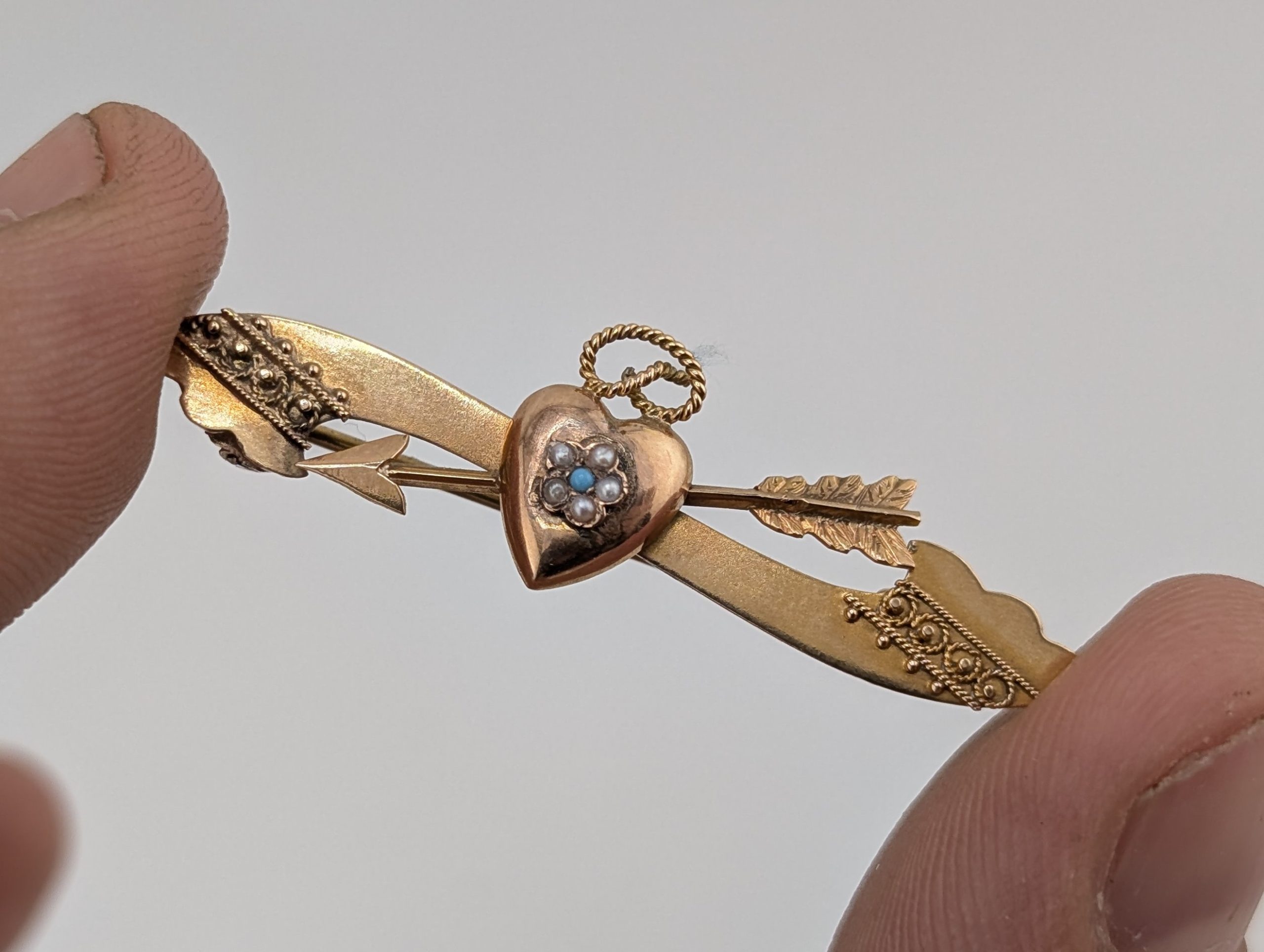 Antique Victorian 9ct Gold Turquoise & Seed Pearl Arrow Through Heart Brooch – Birmingham 1898 - Image 2