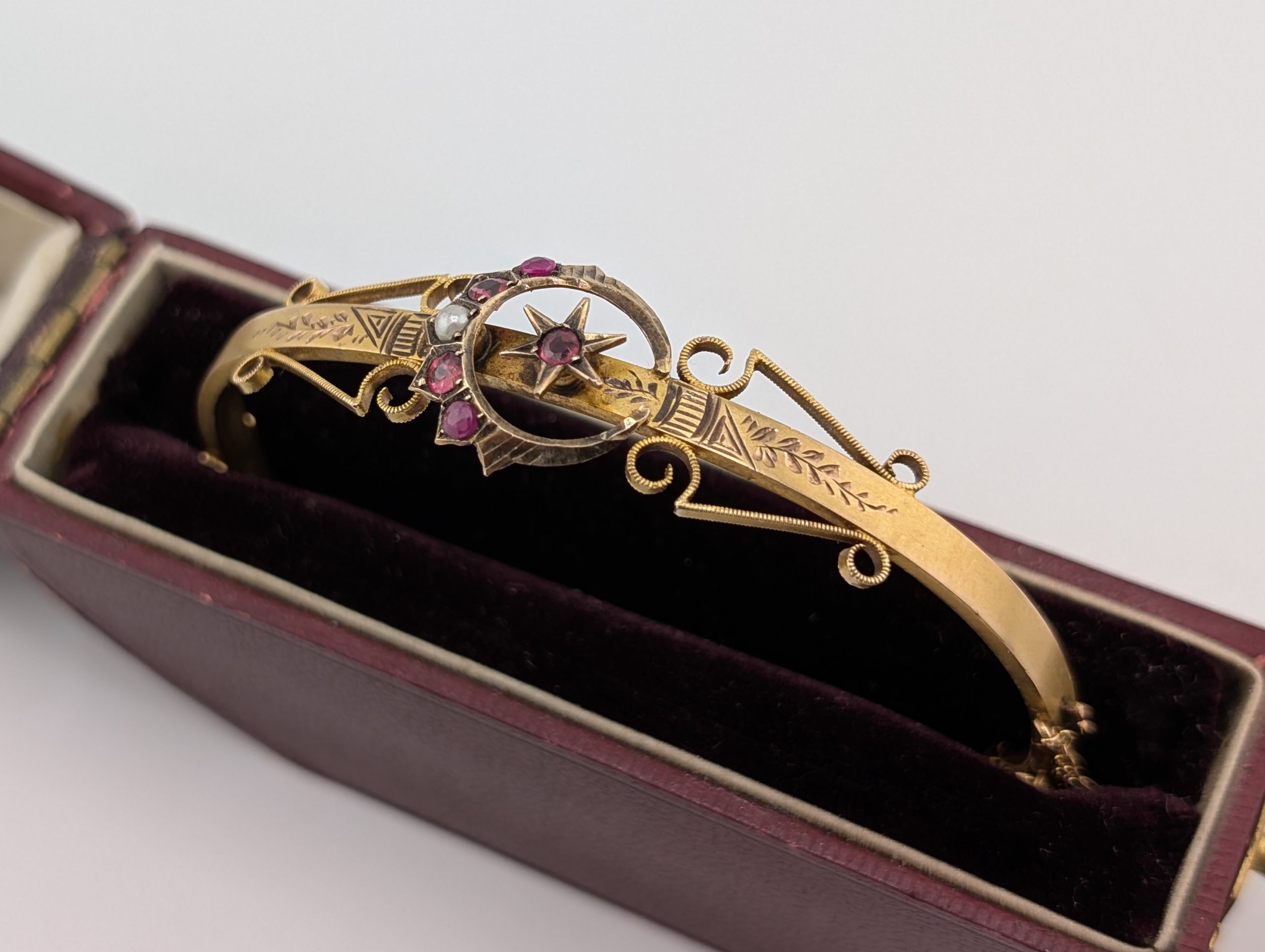 Antique Victorian 9ct Gold Ruby & Seed Pearl Crescent Moon Hinged Bangle - Image 2