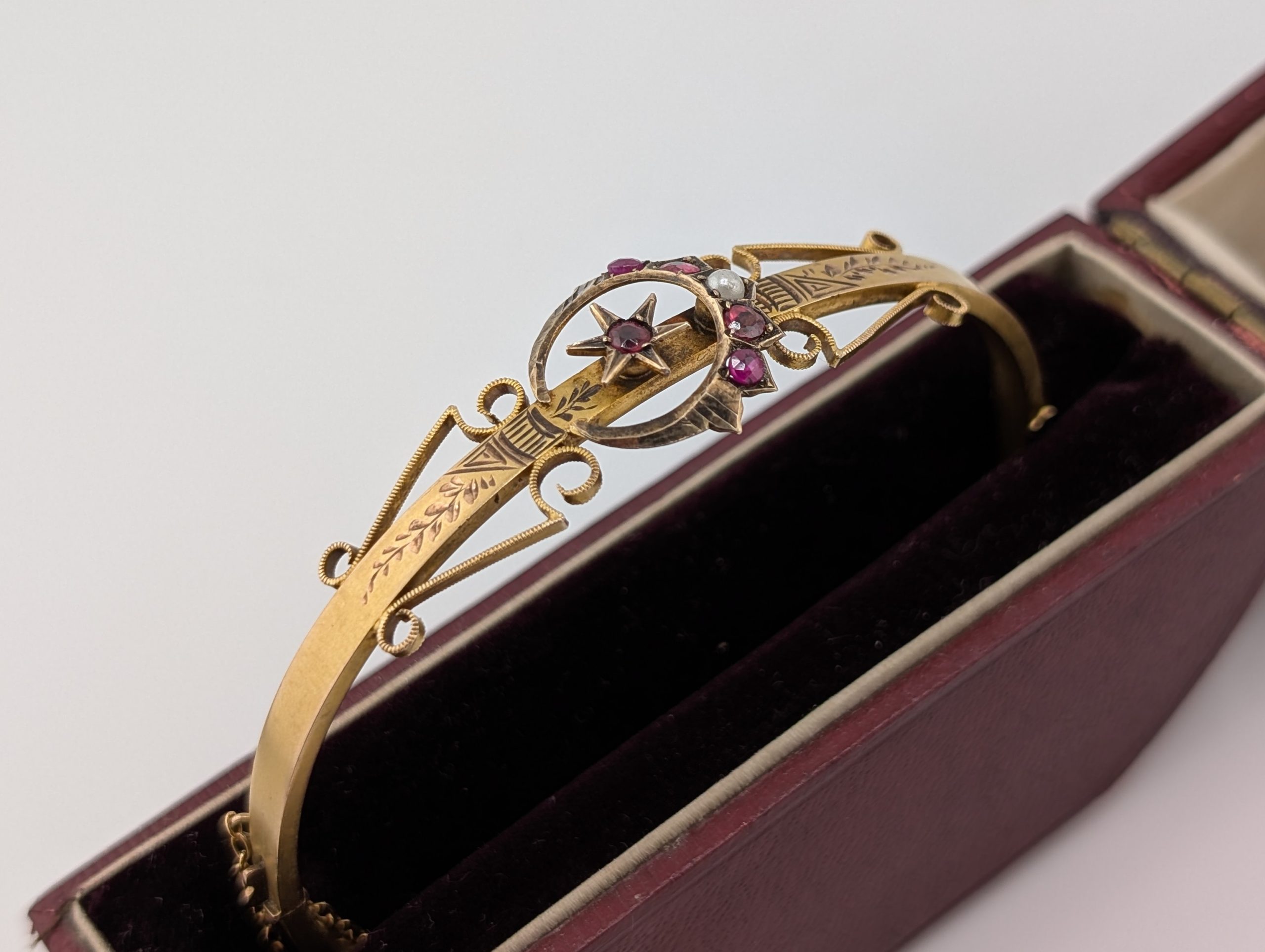 Antique Victorian 9ct Gold Ruby & Seed Pearl Crescent Moon Hinged Bangle - Image 3
